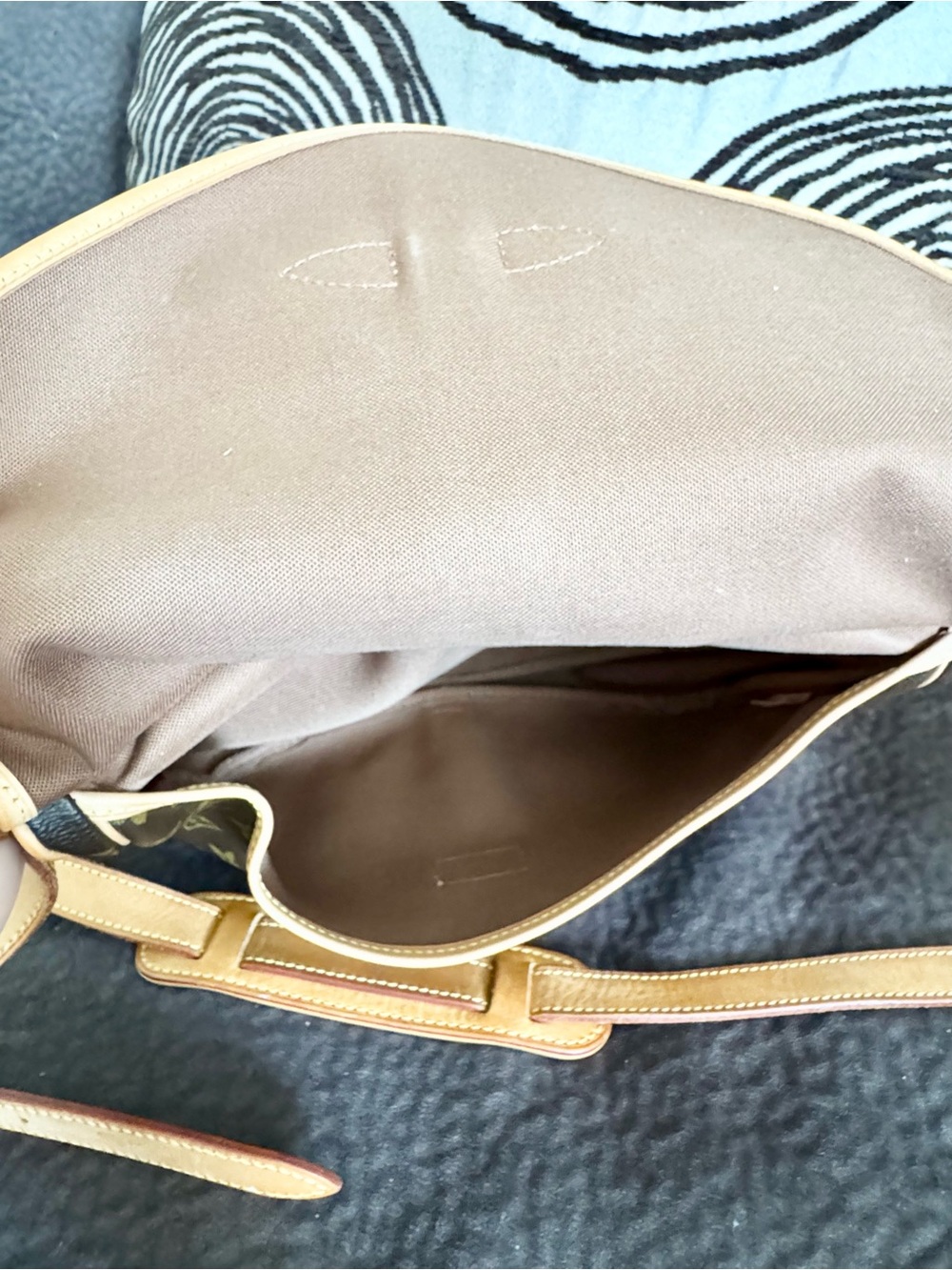 Authentic Louis Vuitton Saumur 30 Crossbody - Picture 12 of 16
